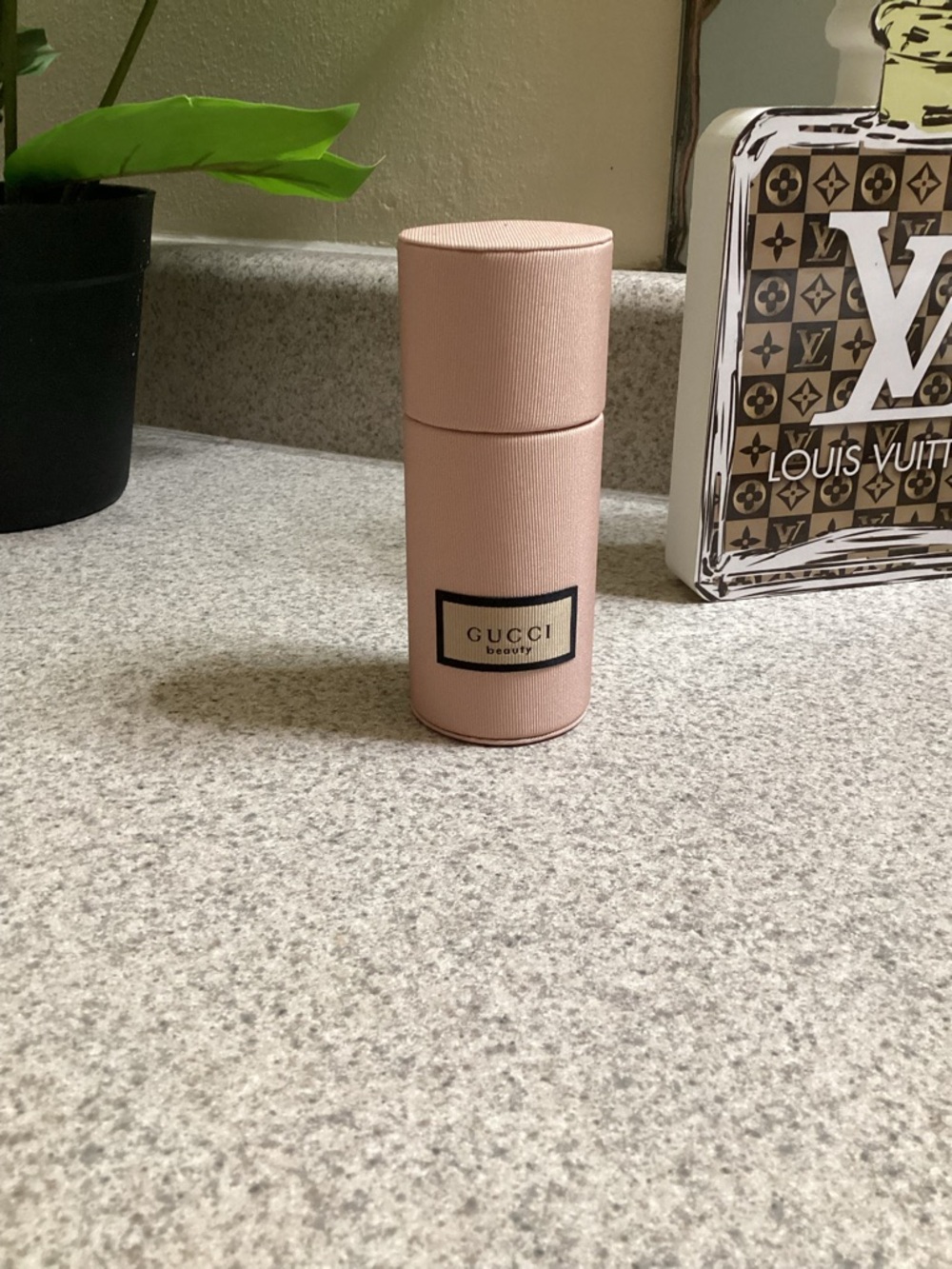 Gucci make up brushes.